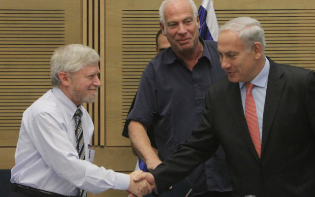 Yossef Shapira, le contrôleur de l'Etat (à gauche), et le Premier ministre Benjamin Netanyahu, en décembre 2012. (Crédit : Miriam Alster/Flash90)