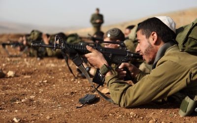 Les soldats israéliens de l'unité "Nahal Haredi" de Tsahal lors d'un exercice de tir à la base militaire de Peles dans la vallée nord du Jourdain, en août 2013.(Crédit : Yaakov Naumi/Flash90)