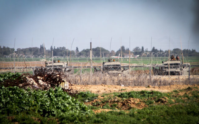 Les forces israéliennes devant la barrière de sécurité de la frontière entre Israël et le sud de la bande de Gaza. Illustration. (Crédit : Abed Rahim Khatib/Flash90) Les forces israéliennes devant la barrière de sécurité de la frontière entre Israël et le sud de la bande de Gaza. Illustration. (Crédit : Abed Rahim Khatib/Flash90)