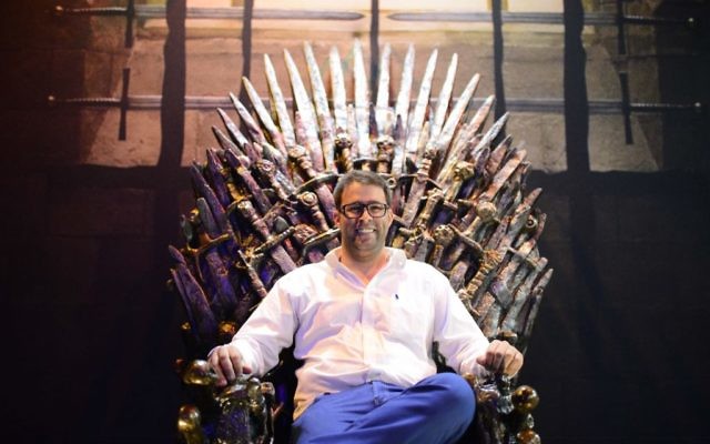 Oren Hazan, député du Likud, est assis sur une réplique du trône de fer de la série "Game of Throne" à Tel Aviv, le 5 avril 2015. (Crédit : Tomer Neuberg/Flash90) Oren Hazan, député du Likud, est assis sur une réplique du trône de fer de la série "Game of Throne" à Tel Aviv, le 5 avril 2015. (Crédit : Tomer Neuberg/Flash90)