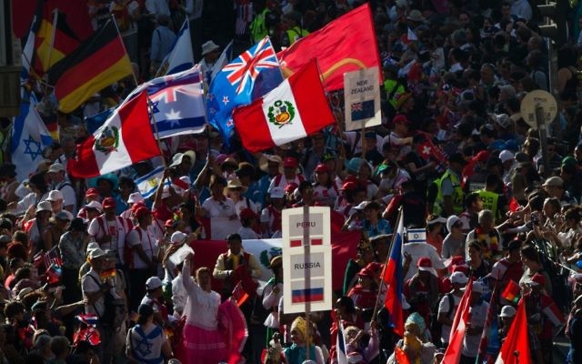 Des milliers de chrétiens évangélistes ont participé à une parade dans le centre de Jérusalem pendant la fête juive de Souccot, le 1er octobre 2015. (Crédit : Nati Shohat/Flash90) Des milliers de chrétiens évangélistes ont participé à une parade dans le centre de Jérusalem pendant la fête juive de Souccot, le 1er octobre 2015. (Crédit : Nati Shohat/Flash90)