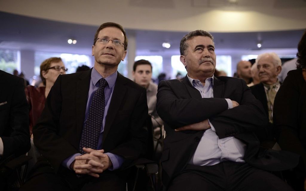 Isaac Herzog, à gauche, chef de l'opposition et du Parti travailliste, avec le député travailliste Amir Peretz, le 12 avril 2016. (Crédit : Tomer Neuberg/Flash90)