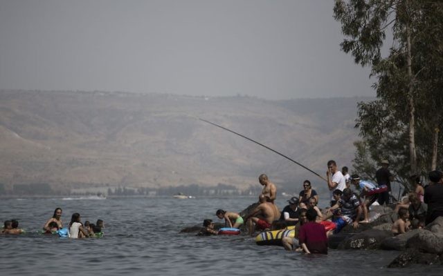 Les Israéliens sur les plages du lac de Tibériade dans le nord d'Israël, pendant Pessah, le 26 avril 2016. (Crédit : Hadas Parush/Flash90)