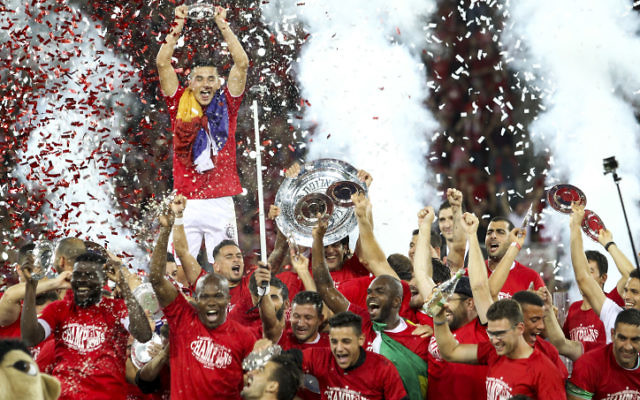 Les joueurs de l'Hapoel Beer Sheva célèbre leur première place dans le championnat israélien, pour la première fois depuis 40 ans, à Beer Sheva, le 21 mai 2016. (Crédit : Danny Meron/Flash90) Les joueurs de l'Hapoel Beer Sheva célèbre leur première place dans le championnat israélien, pour la première fois depuis 40 ans, à Beer Sheva, le 21 mai 2016. (Crédit : Danny Meron/Flash90)