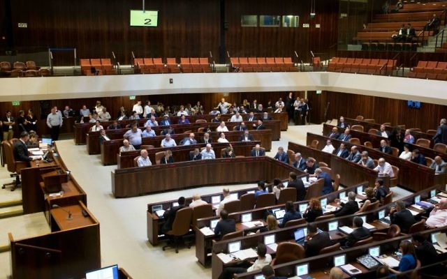 Les députés votent à la Knesset, le 11 juillet 2016 (Crédit : Yonatan Sindel / Flash90) Les députés votent à la Knesset, le 11 juillet 2016 (Crédit : Yonatan Sindel / Flash90)