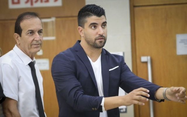 Moshe Peretz à la cour de première instance de Ramle, le 8 septembre 2016 (Crédit : Flash90) Moshe Peretz à la cour de première instance de Ramle, le 8 septembre 2016 (Crédit : Flash90)