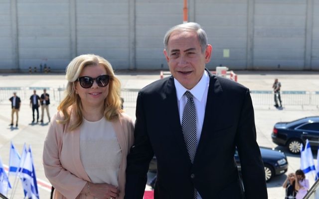 Le Premier ministre Benjamin Netanyahu et son épouse Sara avant d'embarquer pour un vol vers New York pour une visite officielle d'État aux États-Unis, le 20 septembre 2016 (Crédit : Kobi Gideon/GPO) Le Premier ministre Benjamin Netanyahu et son épouse Sara avant d'embarquer pour un vol vers New York pour une visite officielle d'État aux États-Unis, le 20 septembre 2016 (Crédit : Kobi Gideon/GPO)