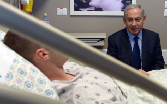 Le Premier ministre Benjamin Netanyahu rend visite aux Israéliens blessés dans l'attaque terroriste de dimanche matin à Jérusalem, le 10 octobre 2016. (Crédit :Haim Zach/GPO) Le Premier ministre Benjamin Netanyahu rend visite aux Israéliens blessés dans l'attaque terroriste de dimanche matin à Jérusalem, le 10 octobre 2016. (Crédit :Haim Zach/GPO)