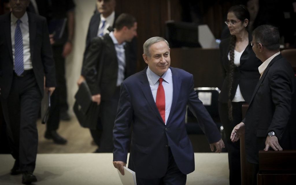 Le Premier ministre Benjamin Netanyahu arrive à la Knesset pour l'inauguration de sa session hivernale, le 31 octobre 2016. (Crédit : Yonatan Sindel/Flash90) Le Premier ministre Benjamin Netanyahu arrive à la Knesset pour l'inauguration de sa session hivernale, le 31 octobre 2016. (Crédit : Yonatan Sindel/Flash90)