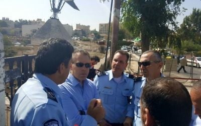 Le ministre de la Sécurité intérieure Gilad Erdan et le chef de la police de Jérusalem Yoram Halevy sur la scène d'une attaque terroriste près de la colline des munitions, à Jérusalem, le 9 octobre 2016. (Crédit : autorisation)