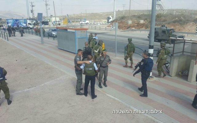 Les forces de l'ordre israéliennes sur les lieux d'une attaque au couteau au carrefour Tapuah, près de Naplouse, en Cisjordanie, le 19 octobre 2016. Illustration. (Crédit : police israélienne)