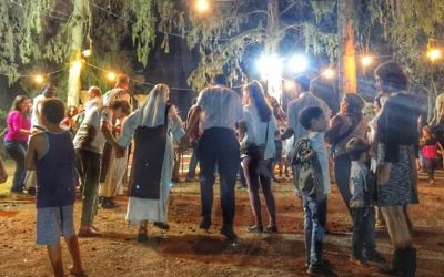 Fête de Simhat Torah dans la synagogue Birkat Shalom du kibboutz Gezer, le 23 octobre 2016. (Crédit : Sarah Tuttle-Singer)