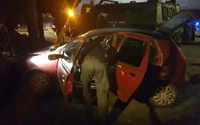 La scène d'une tentative d'attaque à la voiture bélier à Beit Ummar, près de Hébron, en Cisjordanie, le 30 octobre 2016. (Crédit : porte-parole de la police)