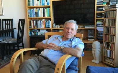 Amos Oz, chez lui à Tel Aviv, évoquant 'Judas,' son dernier roman publié en anglais en september 2016 (Crédit : Jessica Steinberg/Times of Israel)