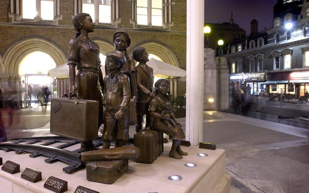 Les Enfants du Kindertransport, sculpture devant Liverpool Street Station à Londres (Crédit: John Chase, 2006)