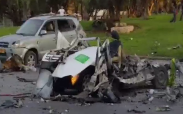 Les restes d'une voiture qui a explosée sur un parking de la rue La Guardia de Tel Aviv, tuant un homme, le 16 octobre 2016. L'incident serait lié au crime organisé. (Crédit : capture d'écran Deuxième chaîne)