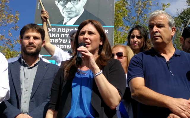 De gauche à droite : Bezalel Smotrich (HaBayit HaYehudi), la ministre adjointe des Affaires étrangères Tzipi Hotovely et le chef du Conseil de Yesha Avi Roe (Crédit : autorisation)