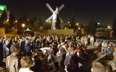 Des centaines d'Israéliens rassemblés à travers Israël pour prier pour les victimes de la guerre civile syrienne, à la veille de Yom Kippour, le 10 octobre 2016. (Crédit : autorisation)