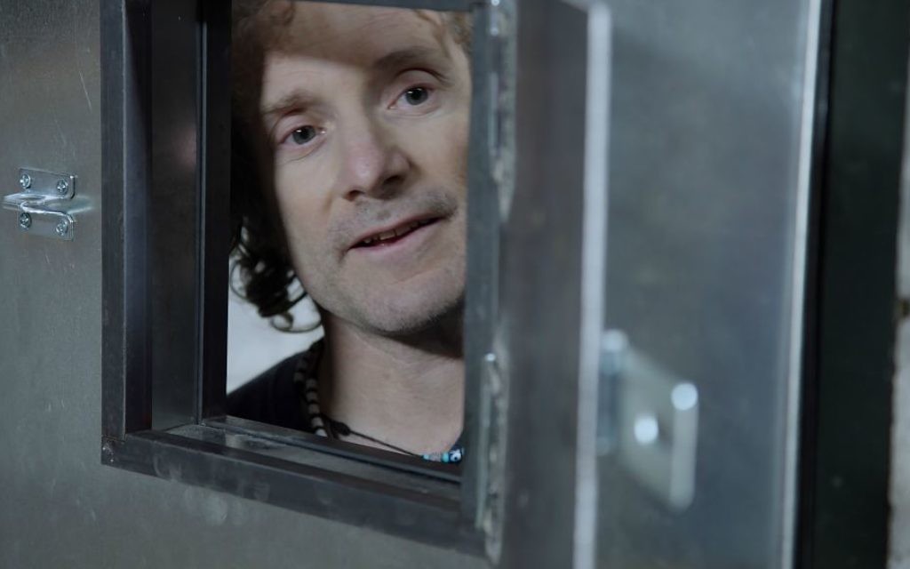Theo Padnos rejoue son emprisonnement par al-Qaïda en Syrie (Front al-Nosra) dans 'Theo Who Lived.' (Crédit : Zeitgeist Films)
