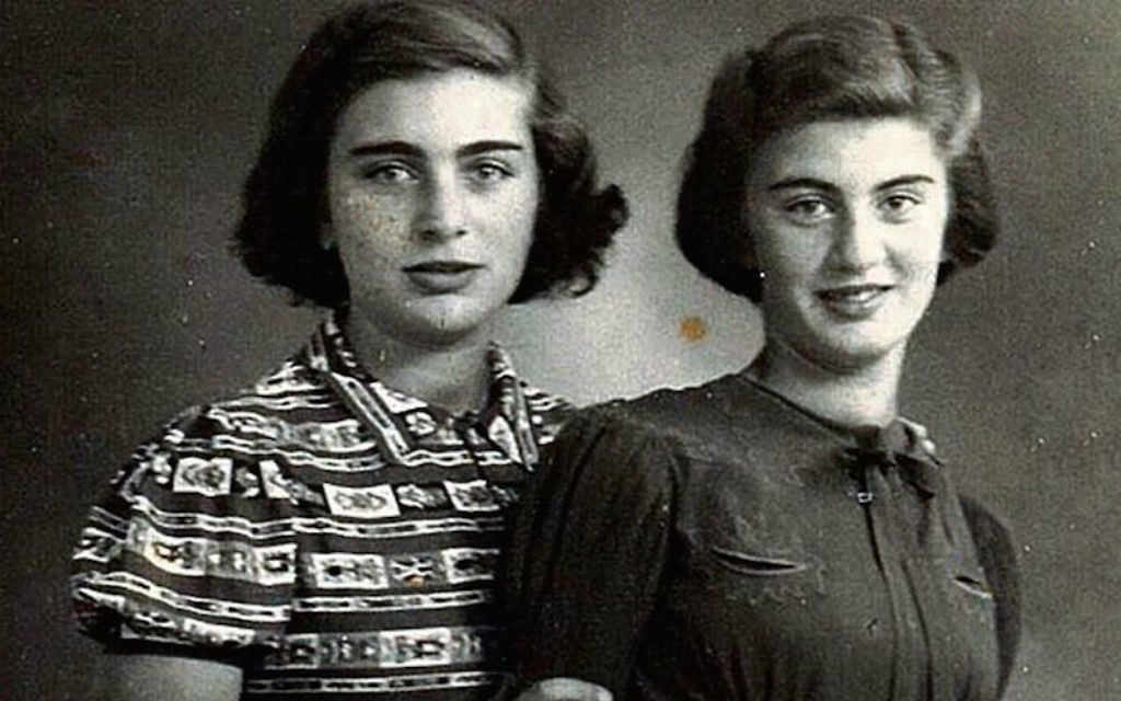 Carry Ulreich, à droite, et sa sœur aînée, Rachel, dans une photographie prise pendant leur période dans la clandestinité à Rotterdam pendant l'occupation nazie (Crédit : Boekencentrum / Mozaïek / JTA)