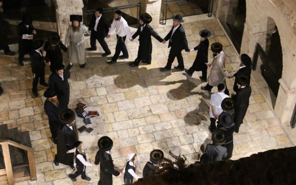 Des fidèles hassidiques dansent sur le tombeau de David sur le mont Sion le samedi soir (Crédit : Shmuel Bar-Am)