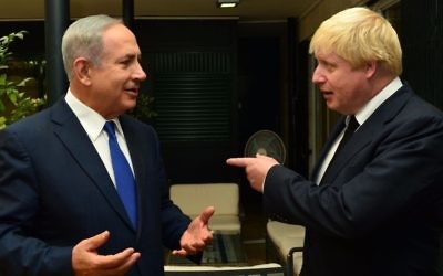 Le Premier ministre israélien Benjamin Netanyahu avec le ministre des Affaires étrangères britanniques Boris Johnson, le 30 septembre 2016. (Crédit : GPO) Le Premier ministre israélien Benjamin Netanyahu avec le ministre des Affaires étrangères britanniques Boris Johnson, le 30 septembre 2016. (Crédit : GPO)