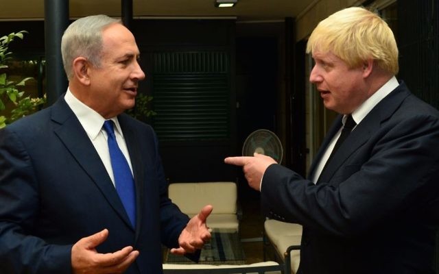 Le Premier ministre israélien Benjamin Netanyahu avec le ministre des Affaires étrangères britanniques Boris Johnson, le 30 septembre 2016. (Crédit : GPO)