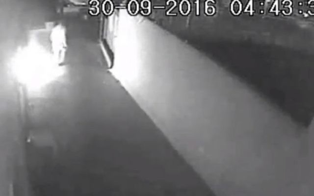 Les image de la caméra de sécurité montrent un client déçu en train de mettre le feu à un restaurant de Netanya le 30 septembre 2016 (Crédit : Capture d'écran Deuxième chaîne)