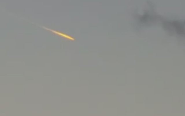 Une mystérieuse boule de feu orangée dans le ciel du centre d'Israël, le 24 octobre 2016. (Crédit : capture d'écran Deuxième chaîne)
