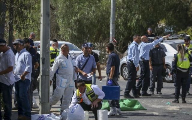 La sécurité israélienne sur le lieux de l'attentat terroriste dans un quartier de l'Est de Jérusalem, dans la quartier de Sheikh Jarrah, le 9 octobre 2016 (Crédits :Shlomi Cohen/Flash90) La sécurité israélienne sur le lieux de l'attentat terroriste dans un quartier de l'Est de Jérusalem, dans la quartier de Sheikh Jarrah, le 9 octobre 2016 (Crédits :Shlomi Cohen/Flash90)