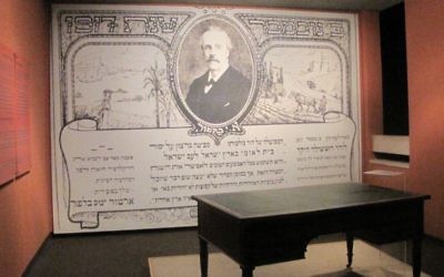Le bureau de Lord Balfour, à Beit Hatfutsot, le musée du peuple juif, à Tel Aviv. (Crédit : Ziko/Wikipedia) Le bureau de Lord Balfour, à Beit Hatfutsot, le musée du peuple juif, à Tel Aviv. (Crédit : Ziko/Wikipedia)