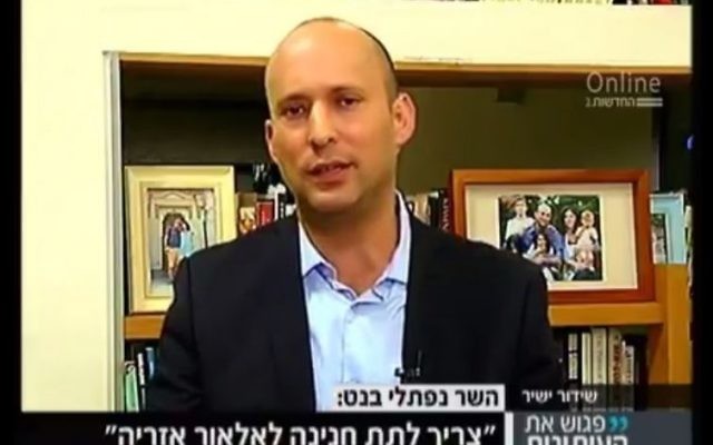 Le dirigeant du parti HaBayit HaYehudi Naftali Bennett sur la Deuxième chaîne, le 8 octobre 2016. (crédit : capture d'écran Deuxième chaîne) Le dirigeant du parti HaBayit HaYehudi Naftali Bennett sur la Deuxième chaîne, le 8 octobre 2016. (crédit : capture d'écran Deuxième chaîne)