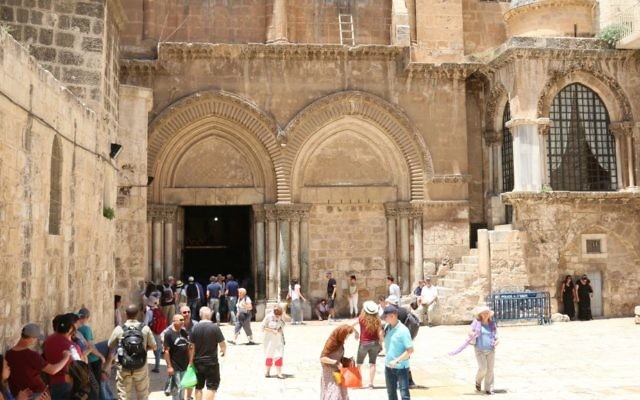L'entrée de l'église du Saint-Sépulcre, à Jérusalem. (Crédit : Shmuel Bar-Am) L'entrée de l'église du Saint-Sépulcre, à Jérusalem. (Crédit : Shmuel Bar-Am)