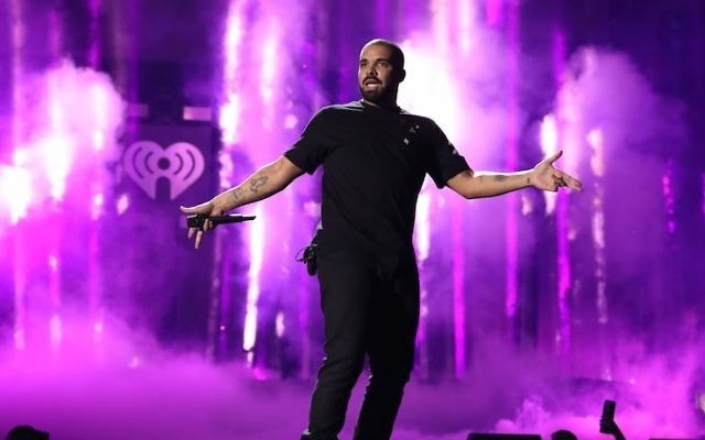 Drake sur la scène du festival iHeartRadio 2016 à Las Vegas, le 23 septembre 2016. (Crédit : Christopher Polk/Getty Images for iHeartMedia) Drake sur la scène du festival iHeartRadio 2016 à Las Vegas, le 23 septembre 2016. (Crédit : Christopher Polk/Getty Images for iHeartMedia)