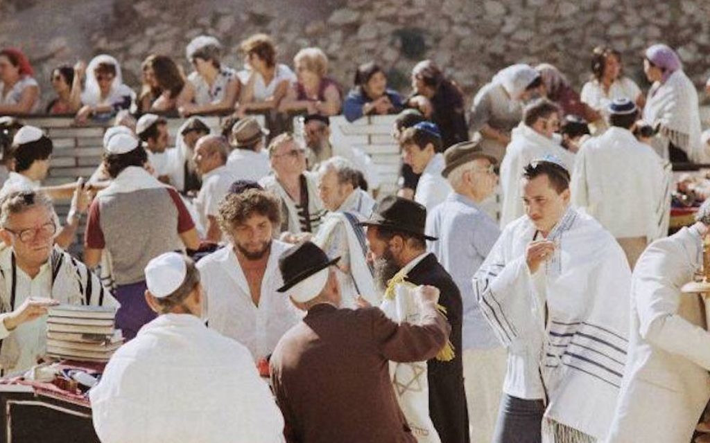 Bob Dylan, troisième à partir de la gauche, avec son fils Jesse, dans le talith blanc sur la droite, au mur Occidental en septembre 1983. (Crédit : Facebook) Bob Dylan, troisième à partir de la gauche, avec son fils Jesse, dans le talith blanc sur la droite, au mur Occidental en septembre 1983. (Crédit : Facebook)