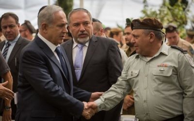 Poignée de mains entre Benjamin Netanyahu et Gadi Eisenkot lors de la cérémonie qui commémore le 43ème anniversaire de la Guerre de Kippour, au cimetière militaire du mont Herzl, le 13 octobre 2016 (Crédits : Hadas Parush/Flash90) Poignée de mains entre Benjamin Netanyahu et Gadi Eisenkot lors de la cérémonie qui commémore le 43ème anniversaire de la Guerre de Kippour, au cimetière militaire du mont Herzl, le 13 octobre 2016 (Crédits : Hadas Parush/Flash90)