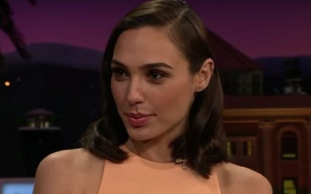 Gal Gadot dans le "Late Late Show" de James Corden, le 21 octobre 2016. (Crédit : capture d'écran YouTube) Gal Gadot dans le "Late Late Show" de James Corden, le 21 octobre 2016. (Crédit : capture d'écran YouTube)