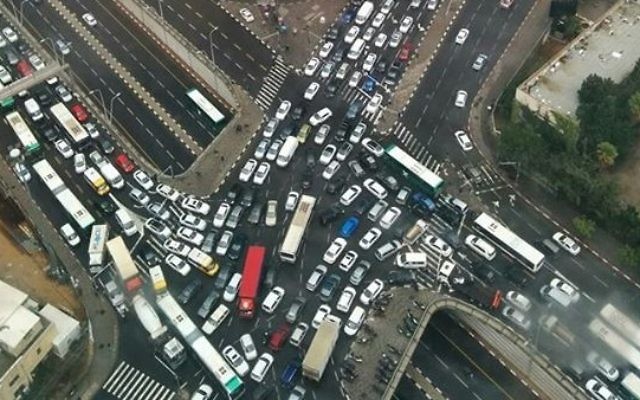 Embouteillage sur l'autoroute Ayalon, à Tel Aviv, le 28 octobre 2015. (Crédit : Simcha Simon/autorisation) Embouteillage sur l'autoroute Ayalon, à Tel Aviv, le 28 octobre 2015. (Crédit : Simcha Simon/autorisation)