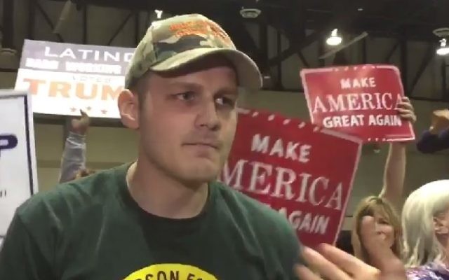 Un négationniste présent au rassemblement de campagne du candidat républicain Donald Trump dans le Nevada, le 5 octobre 2016. Il a déclaré que les Nazis "n'ont pas voulu gazer six millions de personnes." (Crédit : capture d'écran) Un négationniste présent au rassemblement de campagne du candidat républicain Donald Trump dans le Nevada, le 5 octobre 2016. Il a déclaré que les Nazis "n'ont pas voulu gazer six millions de personnes." (Crédit : capture d'écran)
