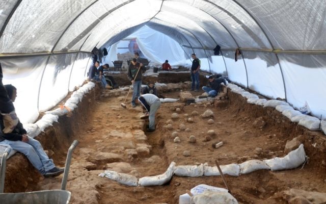 Le site d'excavation dans le Russian Compound. On peut voir les pierres sur le sol, qui sont les preuves tangibles de la bataille (Crédit : Yoli Shwartz / Israel Antiquities Authority)
