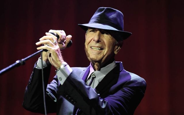 Leonard Cohen, en concert à Londres, en septembre 2013. (Crédit : Brian Rasic/Getty Images via JTA) Leonard Cohen, en concert à Londres, en septembre 2013. (Crédit : Brian Rasic/Getty Images via JTA)
