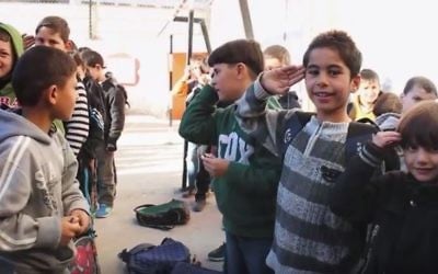 Extrait du documentaire « The Mute’s House », film de 31 minutes réalisé par Tamar Kay, qui prend place dans la partie israélienne de la ville de Hébron, dont les derniers habitants palestiniens sont Yousef, huit ans, et Sahar, sa mère sourde. (Crédit : capture d'écran YouTube/IDFA2015)