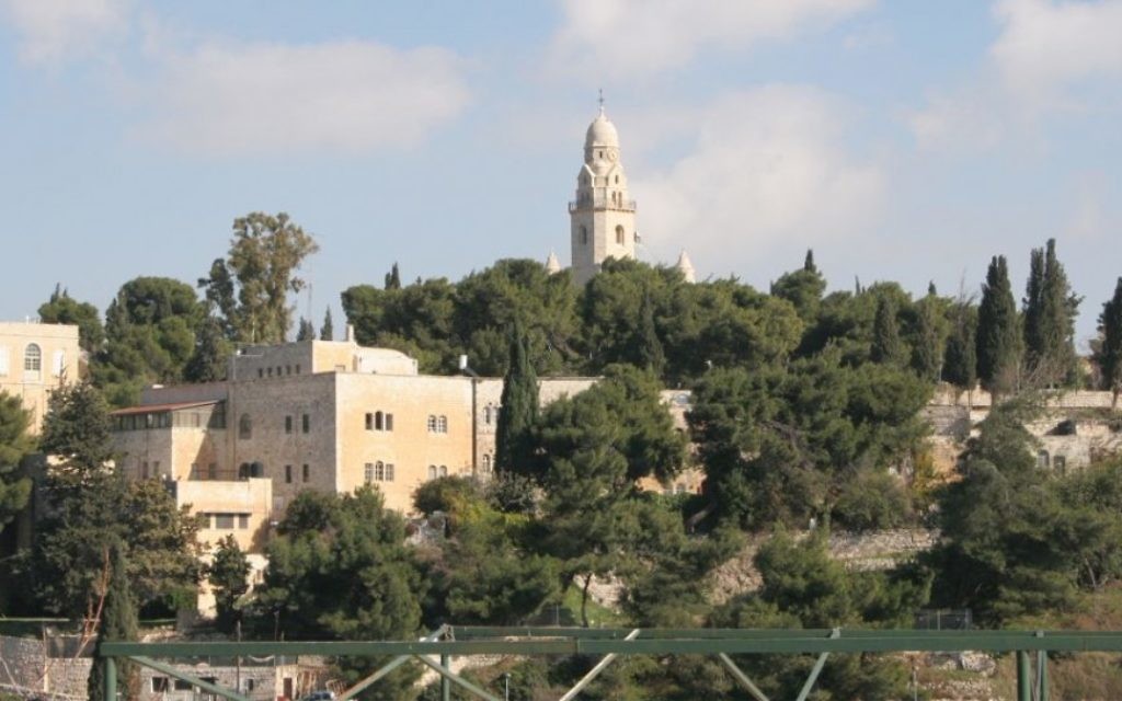 La tour de l'Abbaye de Dormition. Selon la tradition chrétienne, Marie, mère de Jésus aurait trouvé le sommeil éternet dans cette abbaye. (Crédit : Shmuel Bar-Am)