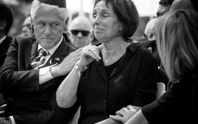 Tsivya Walden, à l'enterrement de son père, aux côté de Bill Clinton, le 30 septembre 2016 (crédit : capture d'écran GPO)