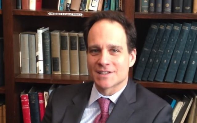 Le rabbin Jonah Pesner, directeur du Centre d'action religieuse du mouvement réformé. (Crédit : capture d'écran YouTube)
