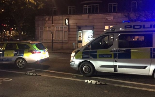 Des voitures de police à l'extérieur de l'UCL à Londres, le 27 octobre 2016 (Crédit : Elliott Miller/Twitter)