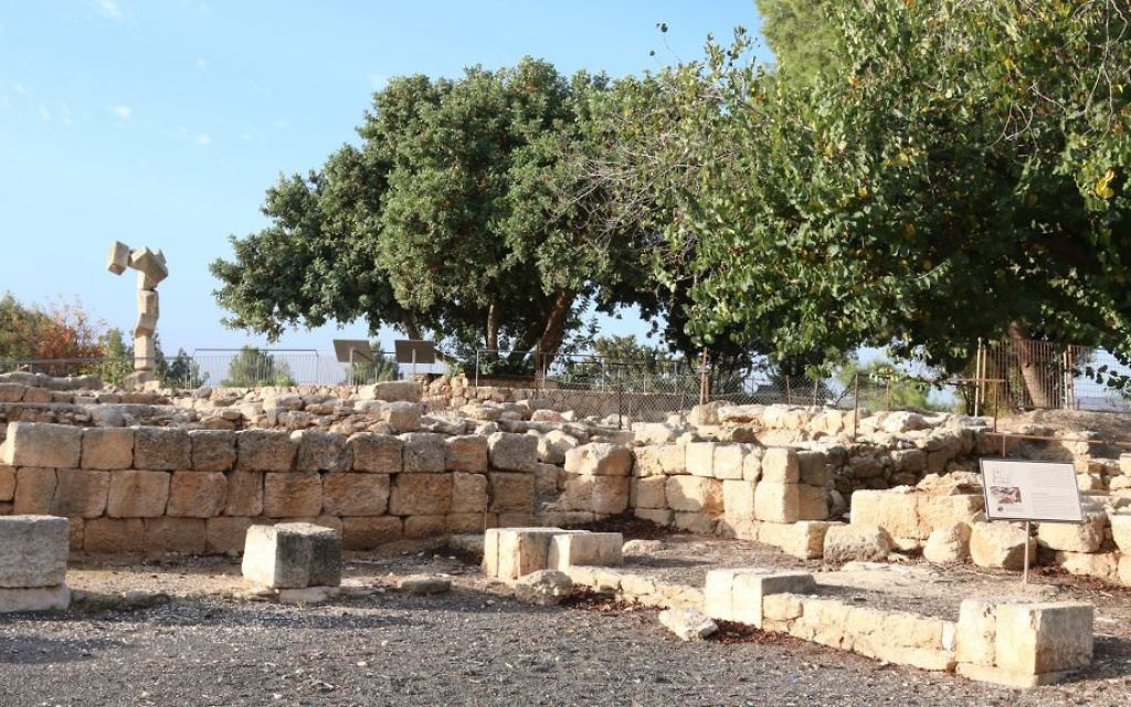 Les ruines d'une villa romaine de l'époque probablement utilisés pour loger des représentants du gouvernement (Crédit : Shmuel Bar-Am)