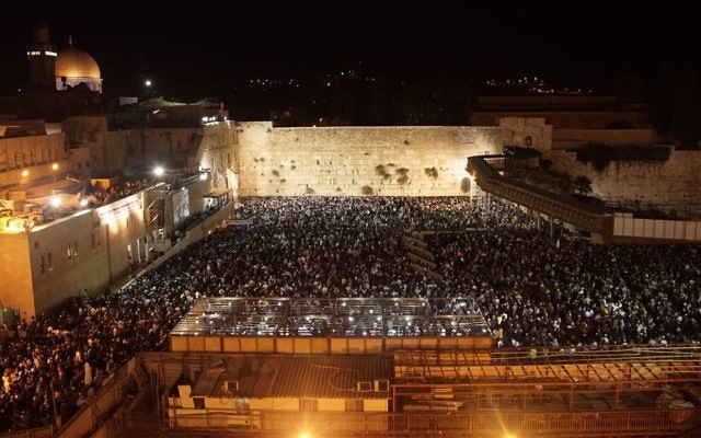 Des milliers de croyants se rassemblent au mur Occidental à Jérusalem pour les traditionnelles prières de slihot à la veille de Yom Kippour, le 10 octobre 2016. (Crédit : Luke Tress/Times of Israel)