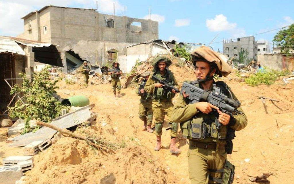 Les soldats d'infanterie sur le terrain pendant l'opération Bordure protectrice, le 20 juillet 2014. (Crédit : unité des porte-paroles de l'armée israélienne/Flickr) Les soldats d'infanterie sur le terrain pendant l'opération Bordure protectrice, le 20 juillet 2014. (Crédit : unité des porte-paroles de l'armée israélienne/Flickr)