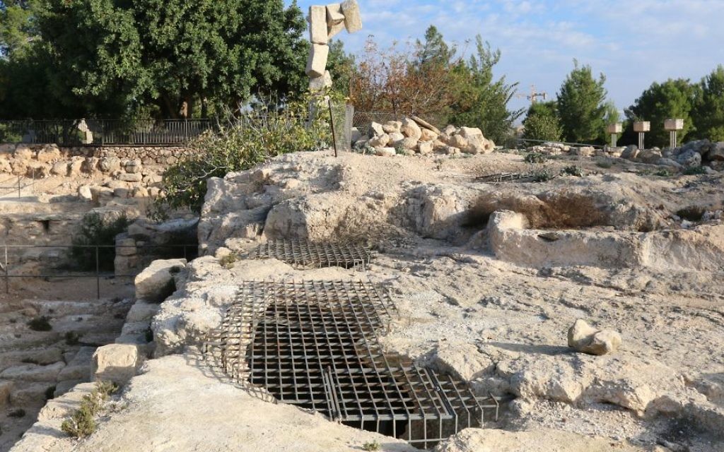 Les Juifs vivant à l'époque des Romains dans la région de Ramat Rachel ont construit les columbariums découverts sur le site, qui ont été utilisés pour élever des colombes (Crédit : Shmuel Bar-Am)